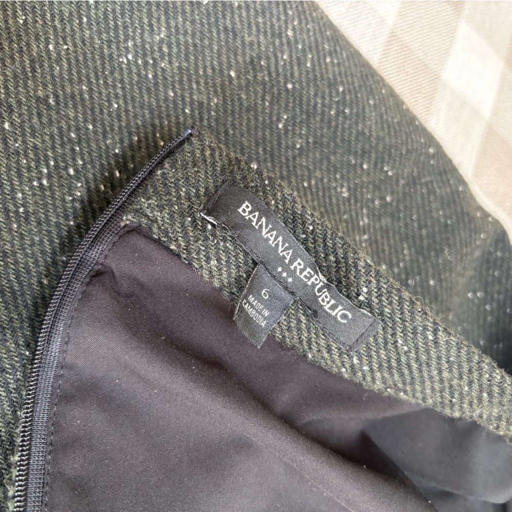 Banana Republic Dark Green Tweed Mini Skirt - Picture 7 of 9